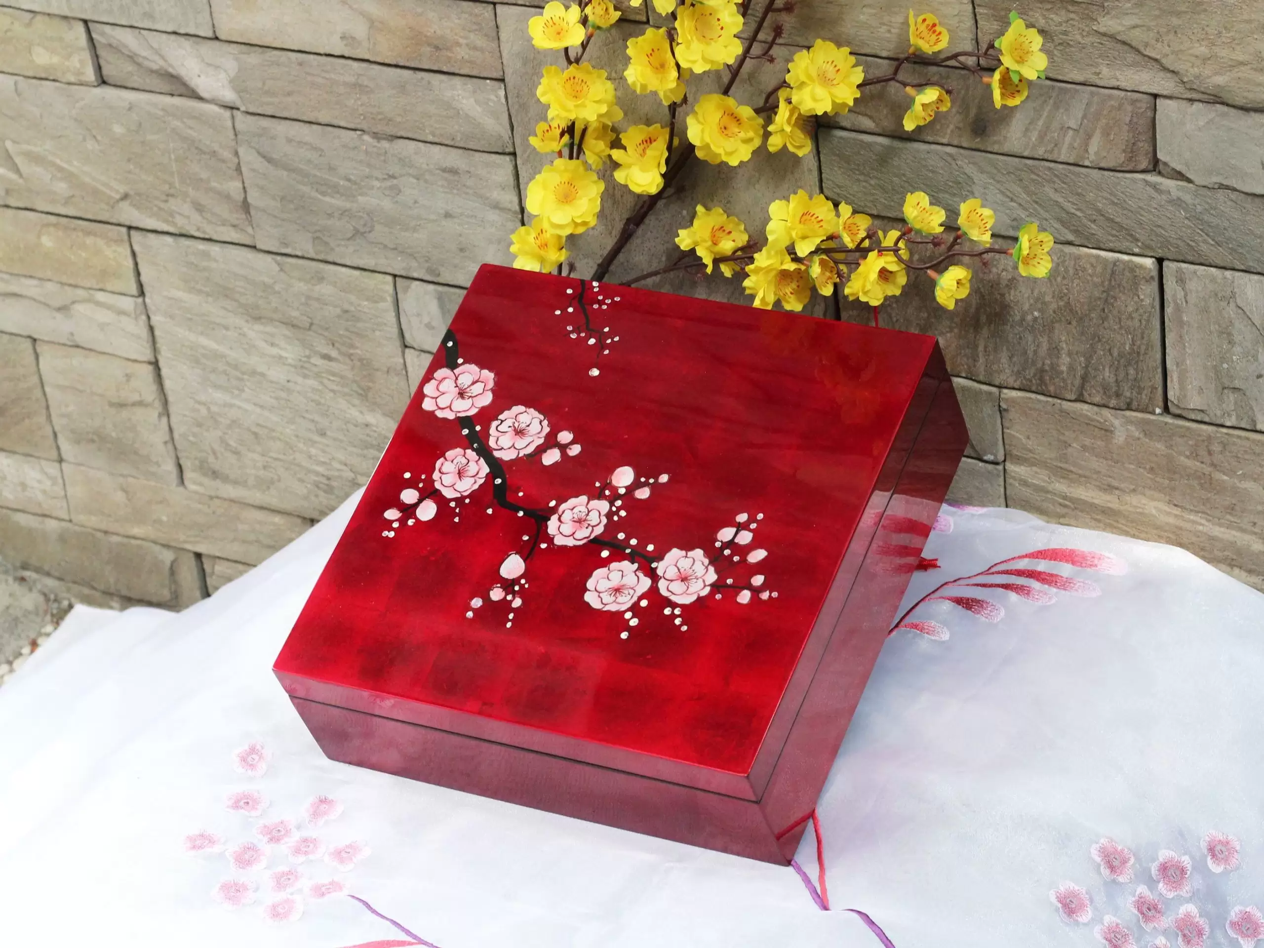 20220224_ESRpVnm6R1bhD3lFiLDPaBoC hộp mứt tết sơn mài hoa đào