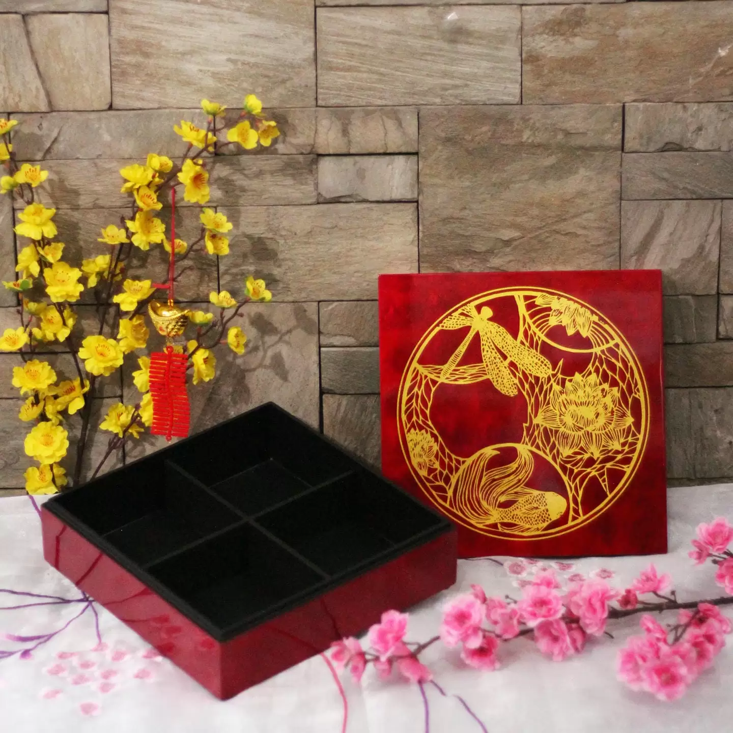hộp mứt vuông cá sen đỏ nhũ 1nen hộp mứt vuông