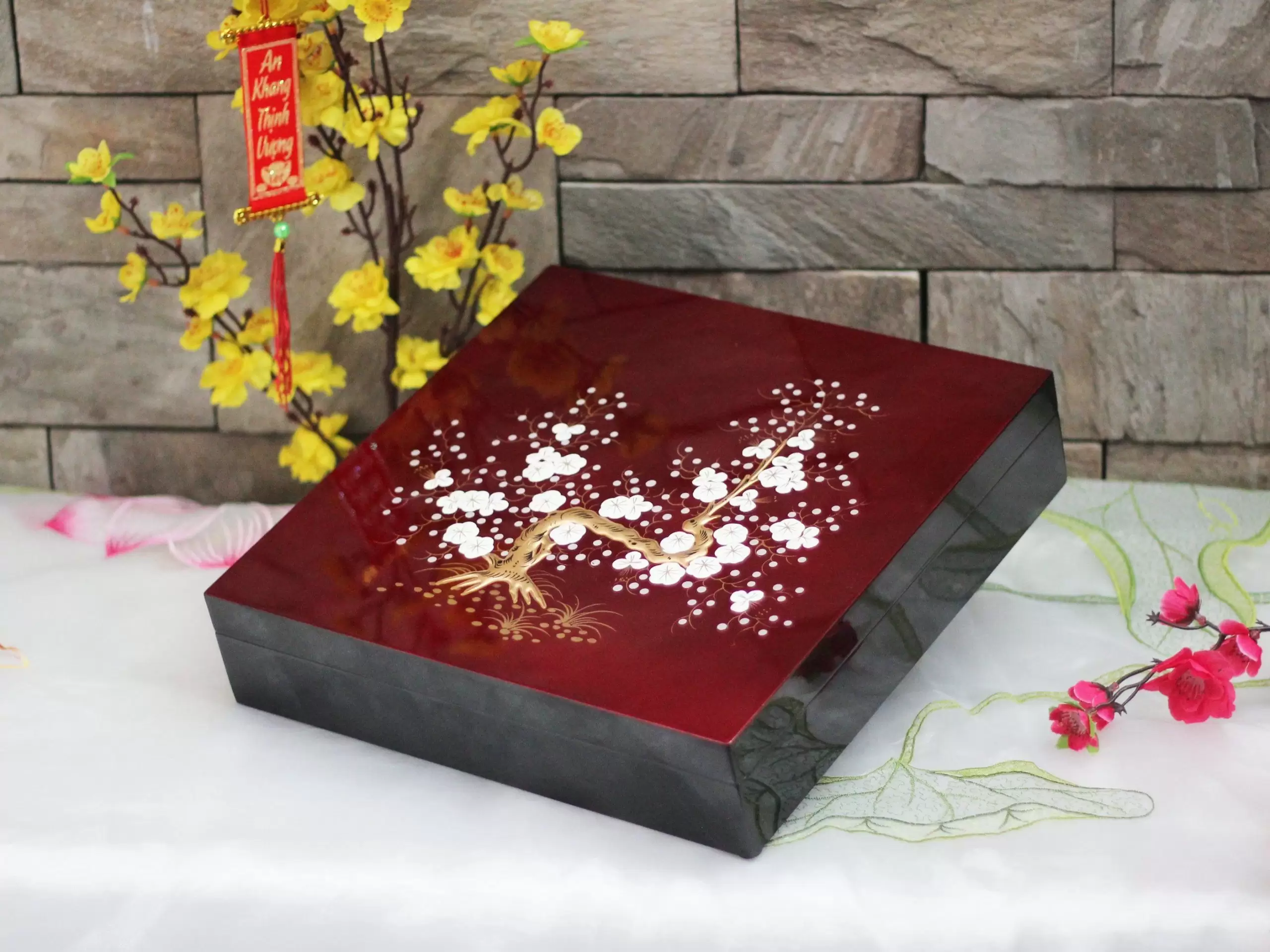 hộp mứt vuông hoa mai trắng 1 hộp mứt vuông hoa mai trắng